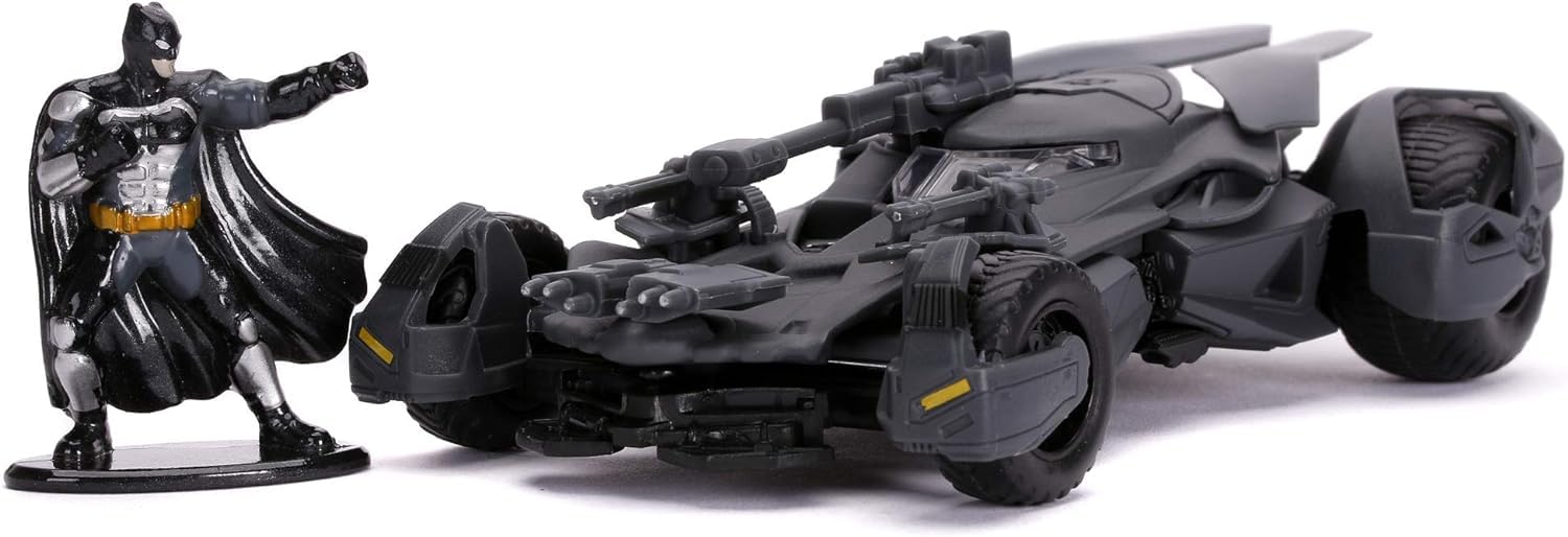 Jada Toys Batman 1:32 Justice League Batmobile with Figure