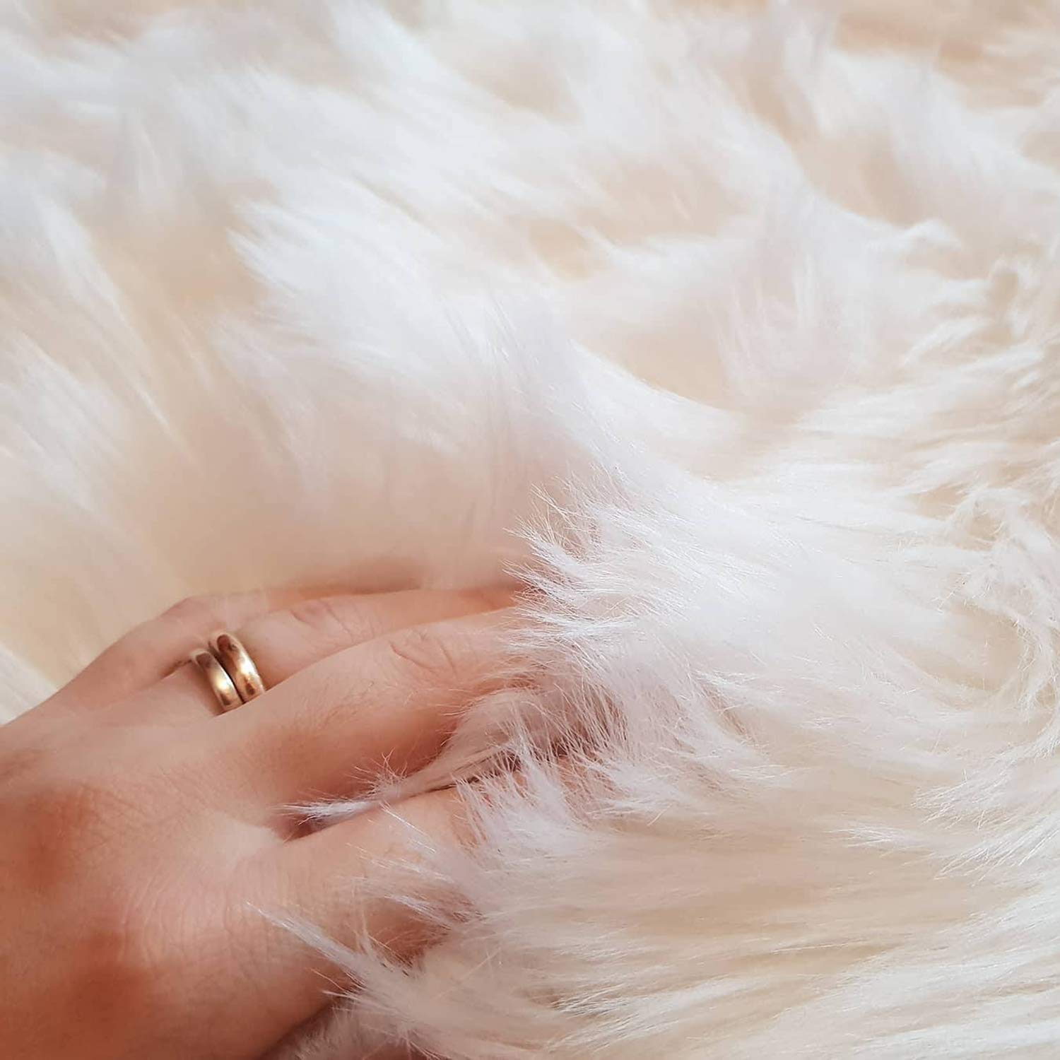 bedee Tapis Mouton Fausse Fourrure, Imitation Moquette Synthetique Belle Doux Poils Longs Décoratif Coussin de Chaise Canapé Tapis Cocooning (70 x 110 cm)