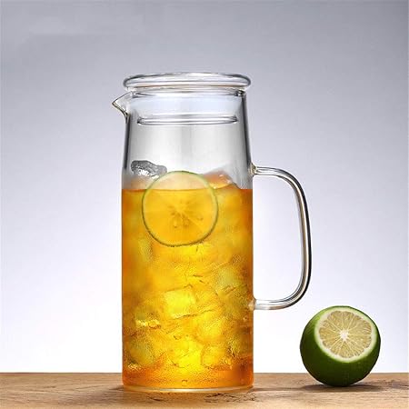 Botella de cristal con tapa, tetera de agua caliente y agua fría ...