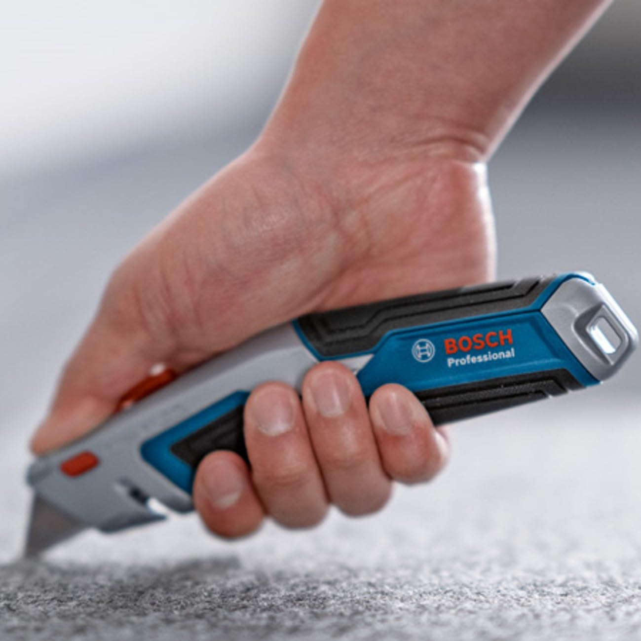 Bosch PRO Universal-Teppichmesser mit ausziehbarer Klinge und Klingenfach im Griff (inkl. 3x Trapezklingen) 6