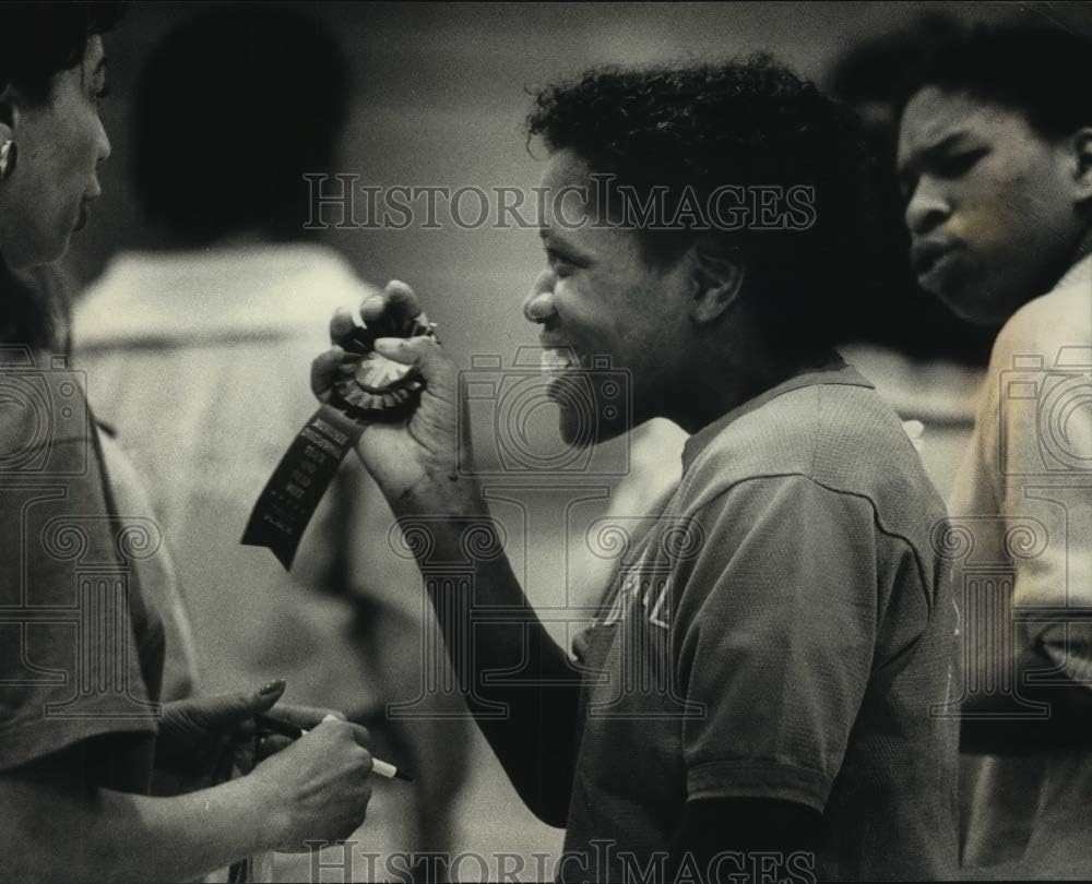 Historic Images - 1989 Press Photo Felicia Gardner Shows 50-Yard Dash Ribbon, Special Olympics