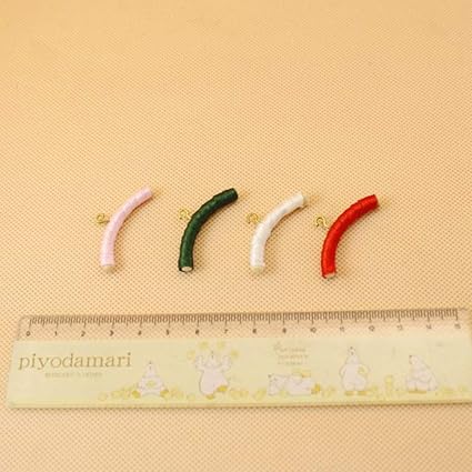 Leoie 4Pcs Mini Colorful Clothes Hangers for 1:12 Doll House Random Color