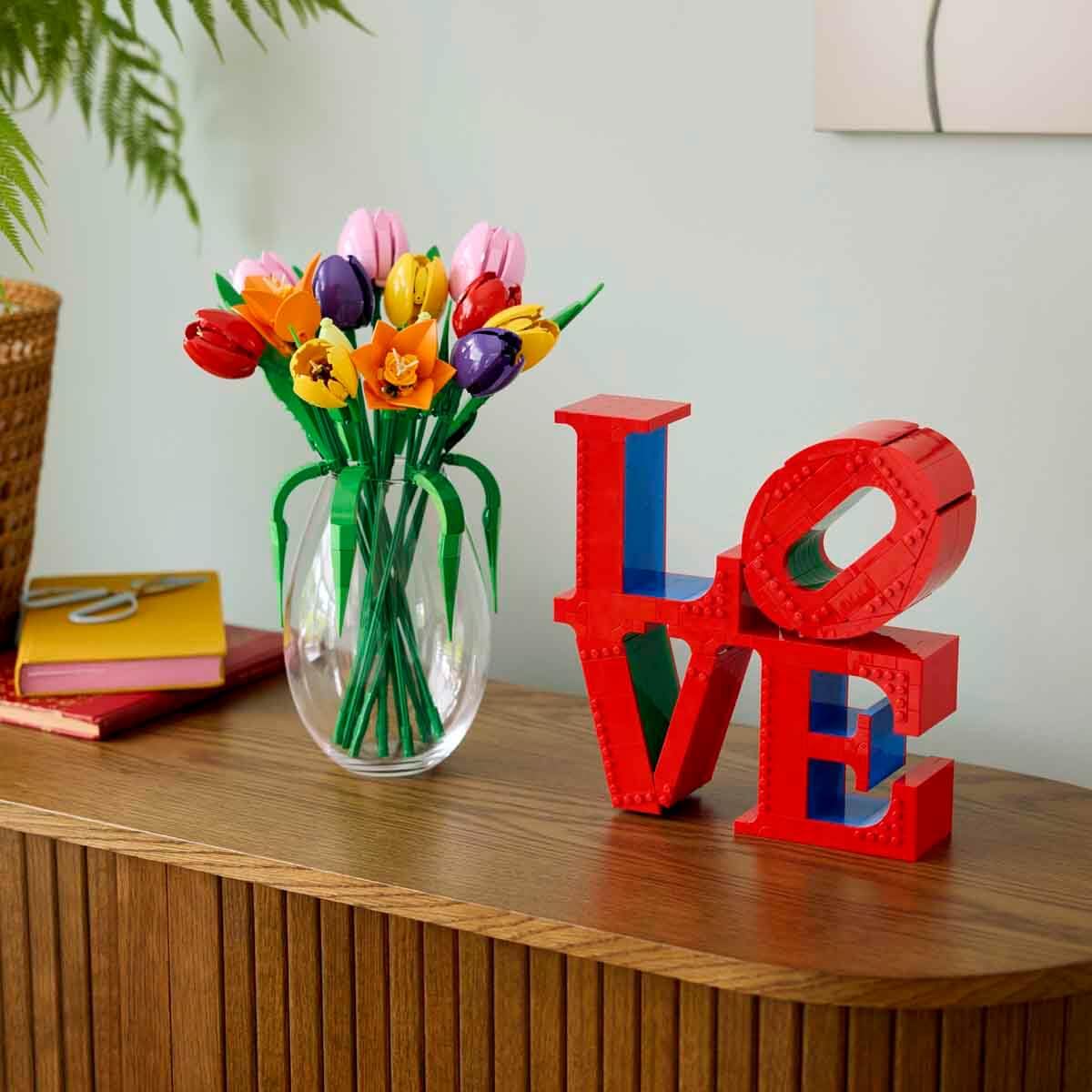 LEGO Botanicals Tulpenstrauß - Set mit Kunstblumen für Erwachsene - mit 14 künstlichen Tulpen in 5 Farben als DIY Deko - Geschenkidee für Frauen - 11501 9