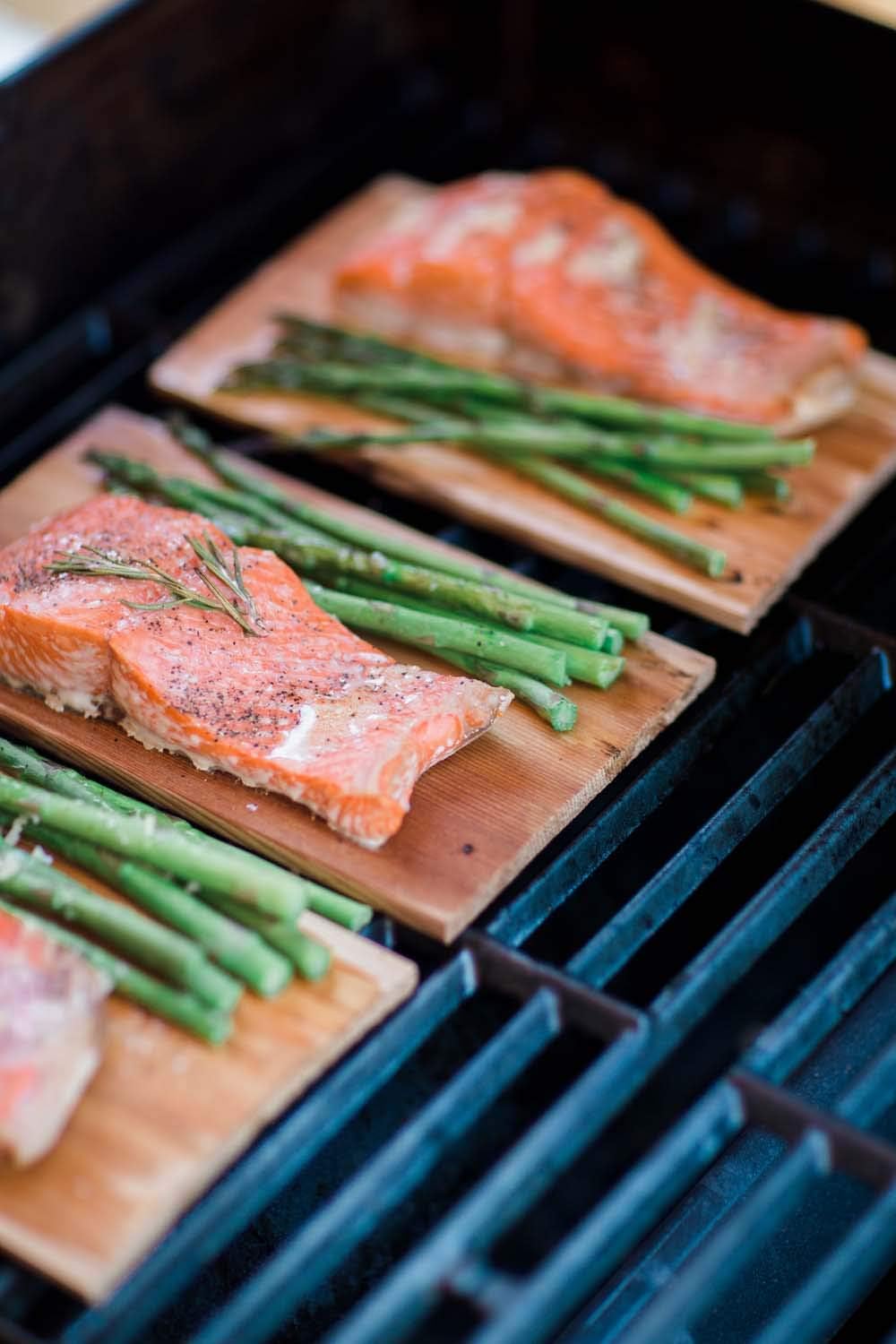 Case of 50 Small 3.5x7 Cedar Grilling Planks Plate Size - Restaurant Quantity: Garden & Outdoor