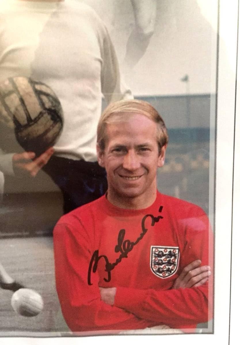 Amazon Co Jp ボビー チャールトン ジャッキー チャールトン 直筆サイン 写真 証明書付き イングランド代表 マンチェスターユナイテッド 額入り スポーツ アウトドア