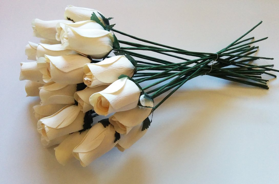 Seddex Aariel's Attic 24 Beautiful Realistic Ivory White Wooden Roses