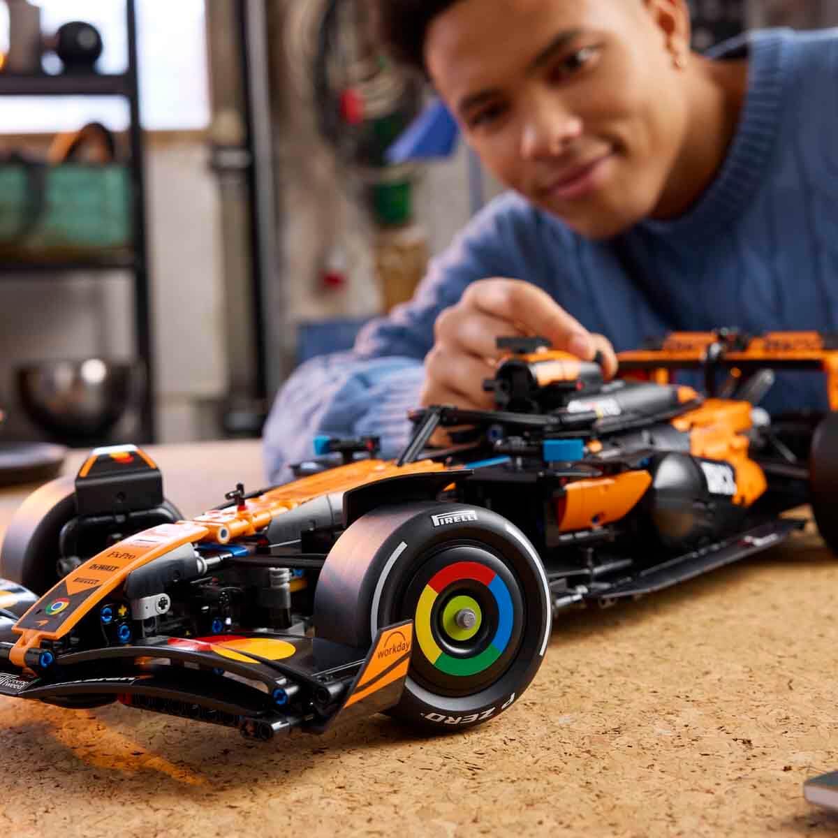 LEGO Technic McLaren MCL39 F1 Rennwagen - Modellbau für Erwachsene - Sammler Set mit V6-Motor, Differential & DRS-Aktivierung - Geschenkidee für Racing- & Motorsport Fans - 42228 2