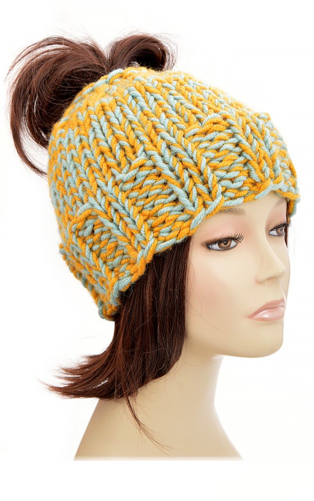 knit hat with ponytail hole pattern