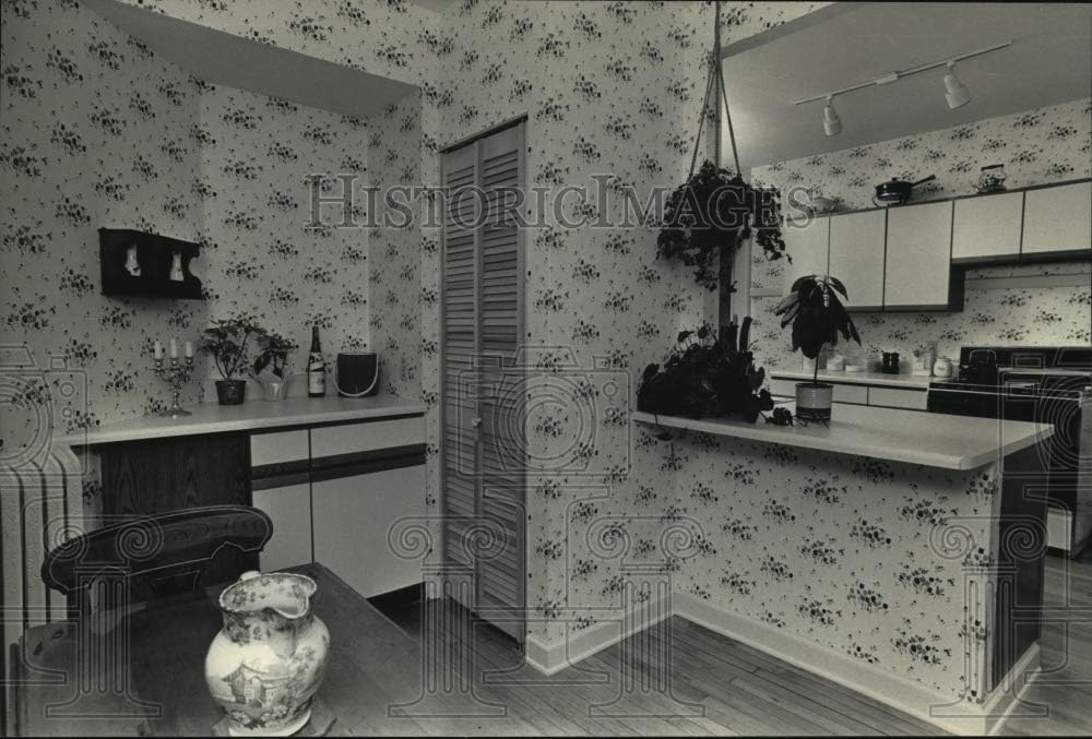 Historic Images - 1987 Press Photo Kitchen remodeled in 1920's Complex, Milwaukee, Wisconsin