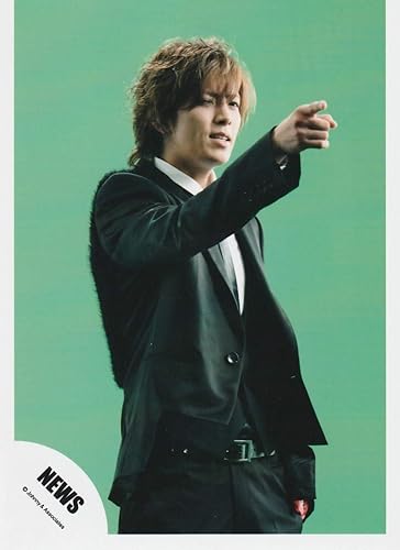 Amazon 山下智久 公式生写真 Newsロゴ 衣装黒 白 背景黄緑 右手人差し指立て アイドル 芸能人グッズ 通販