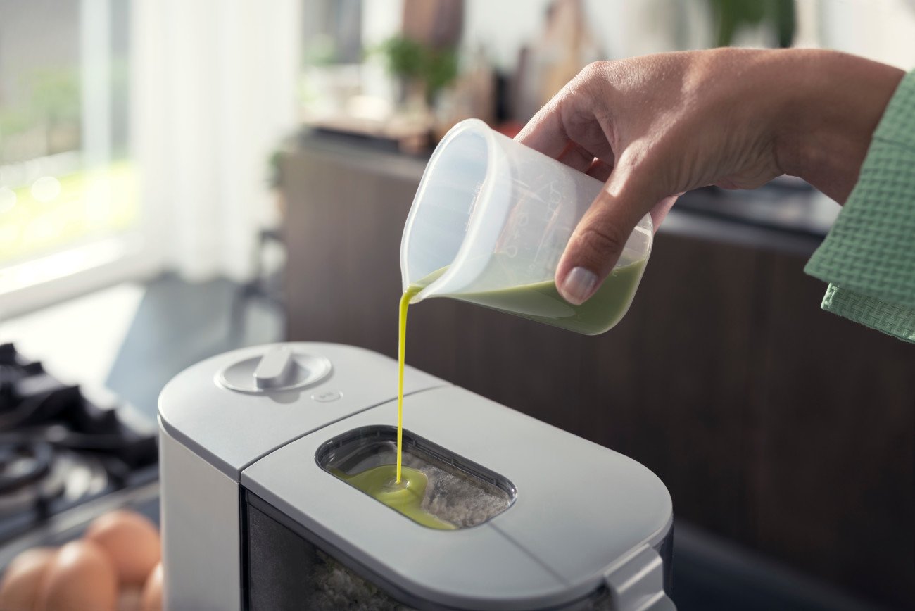 Philips Kitchen Appliances Compact Pasta and Noodle Maker, Viva Collection, Comes with 3 Default Classic Pasta Shaping Discs, Fully Automatic, Recipe Book, Small, White (HR2370/05)