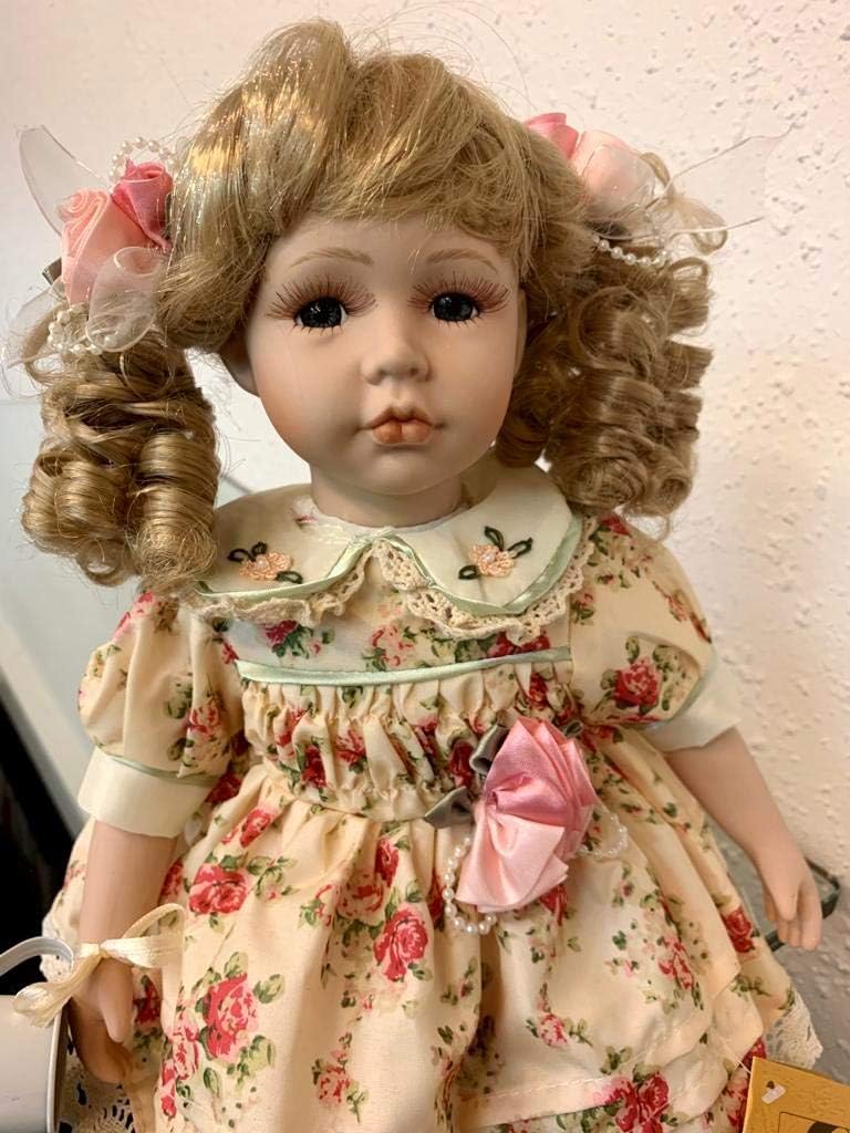 bambole di porcellana sedute