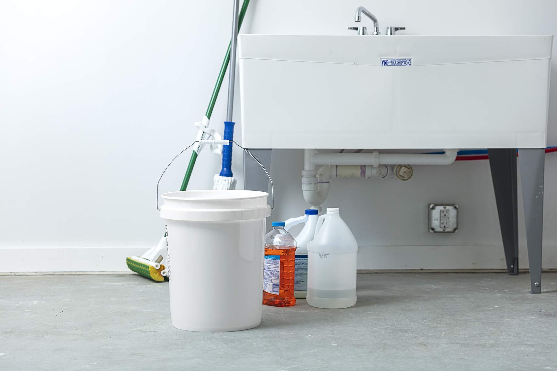 United Solutions 5 Gallon Bucket - 3 Pack, White, Heavy Duty BPA-Free Plastic Bucket, Comfortable Handle, Easy to Clean, Perfect for on The Job, Home Improvement, or Household Cleaning