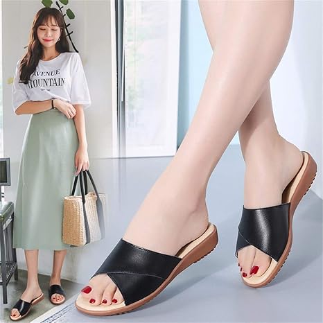 Amazon Co Jp スリッパ女性の夏の革フラットヒール滑り止めフラットボトムサンダル妊娠中の母親は野生ののぞき見つま先の靴を履く大人 ホーム キッチン