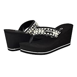 GUESS Women's Silus Wedge Sandal, Black, 6.5