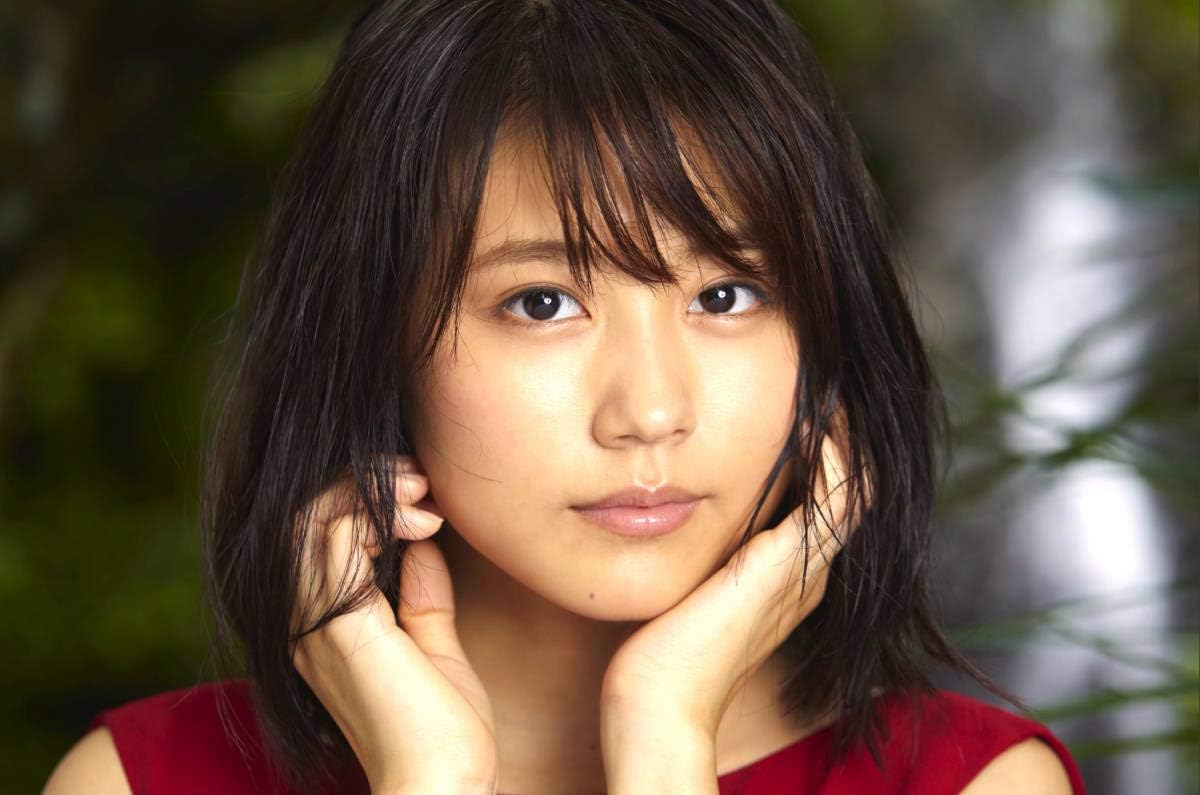 両手で頬杖 両手で頬杖をつく 心理