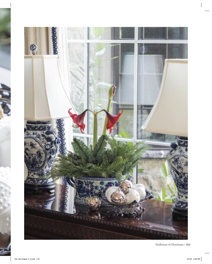 Traditions of Christmas: From the editors of Victoria Magazine Traditions of Christmas: From the editors of Victoria Magazine Hardcover