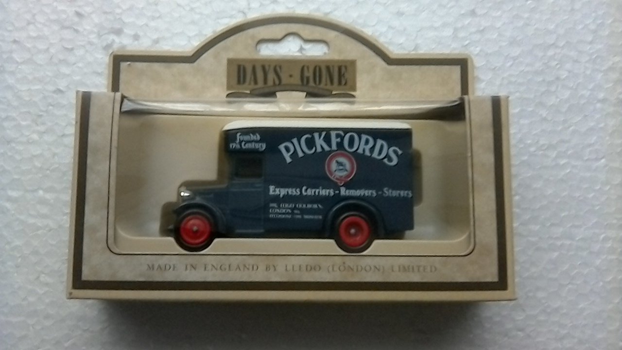 LLEDO DAYS GONE MADE IN ENGLAND 16014/1934 DENNIS PARCELS VAN PICKFORDS.