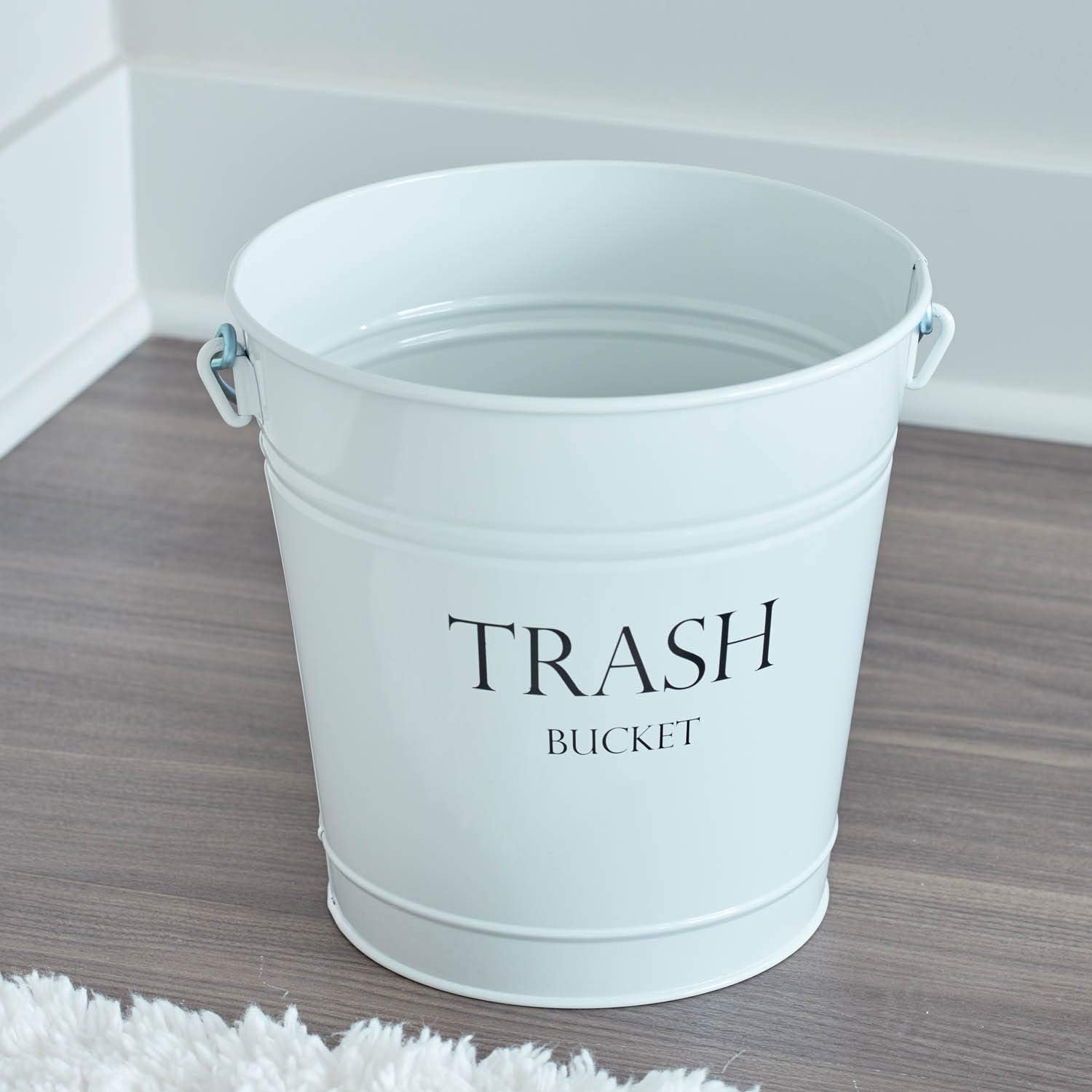 iDesign 863 Pail Metal Wastebasket Trash Garbage Can for Bathroom, Bedroom, Home Office, Kitchen, Patio, Dorm, College, Set of 1, White: Home & Kitchen