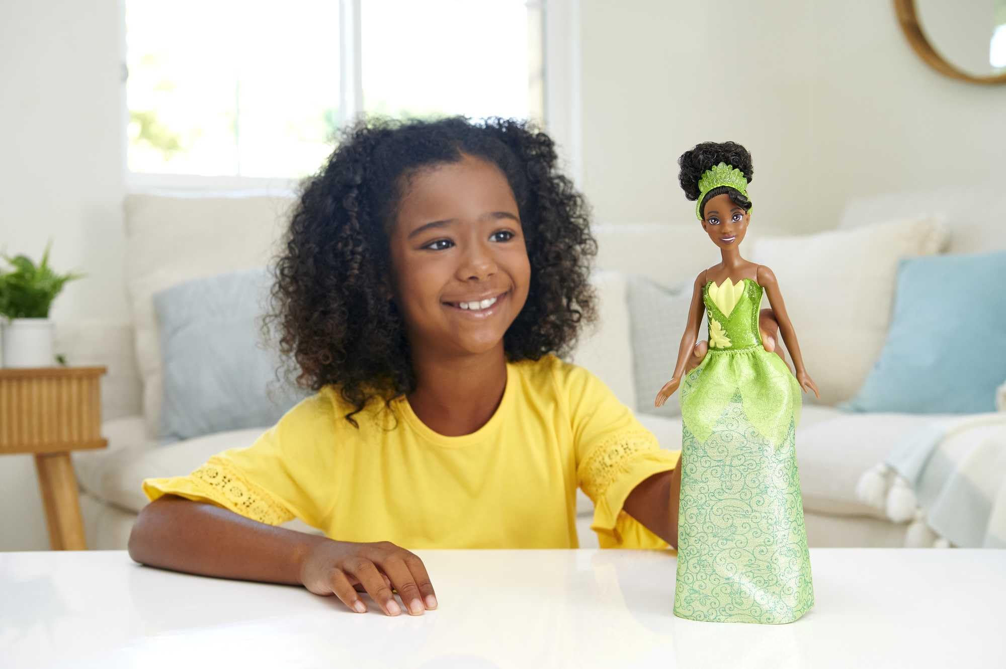 Mattel DISNEY Prinzessin Tiana - Bewegliche Puppe mit glitzerndem Outfit und Accessoires, inspiriert vom Film Küss den Frosch, für Kinder ab 3 Jahren, HLW04 2