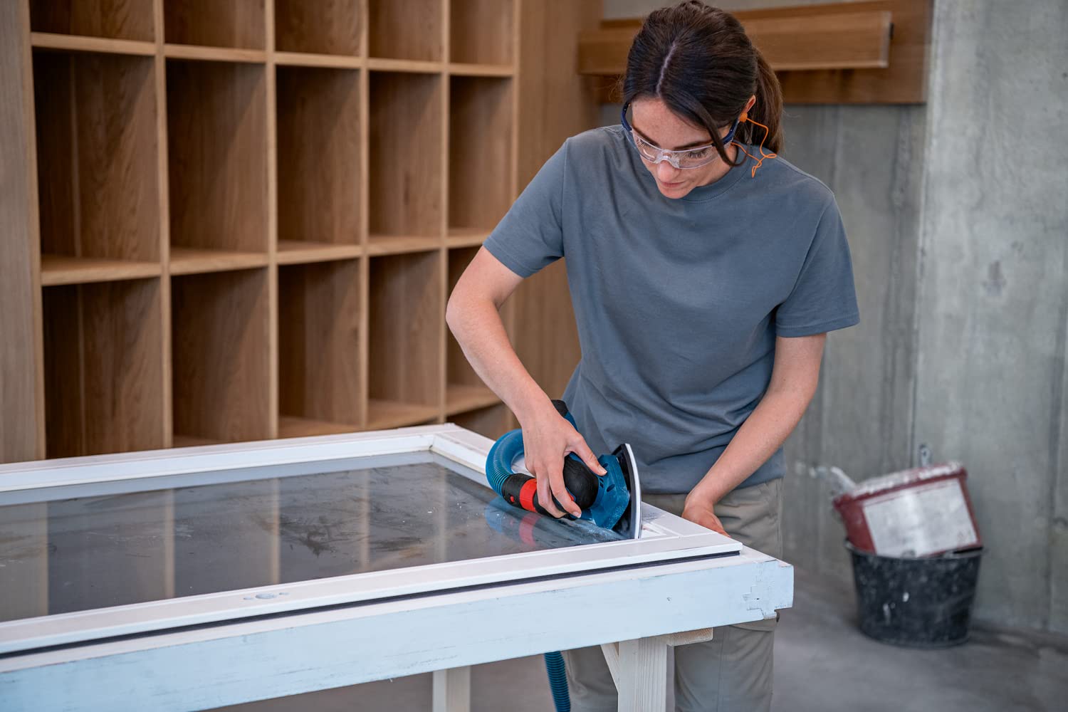 Bosch Professional 12V System Akku Schwingschleifer GSS 12V-13 (kompatibel mit Bosch Click & Clean System, inkl. 3x Schleifplatte, 3x Schleifblatt, Staubbeutel, Lochwerkzeug, L-BOXX) 4