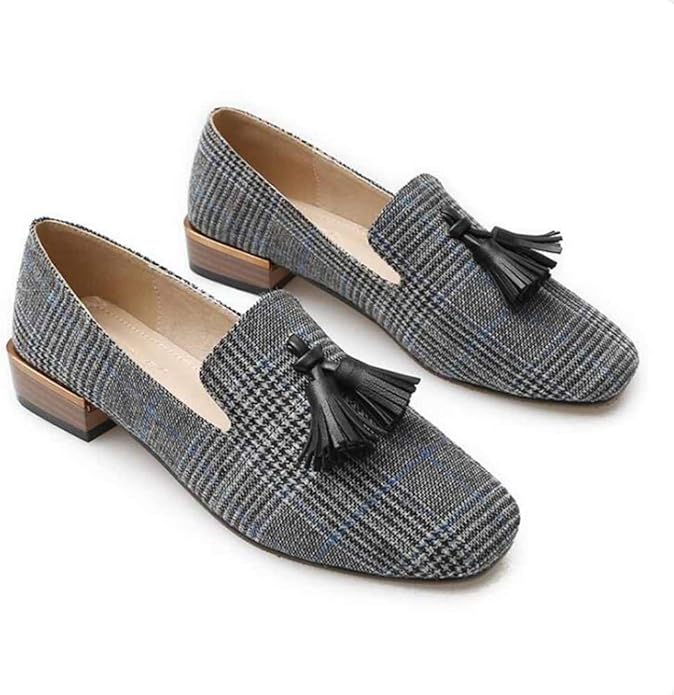 Weibliche einzelne Schuhe tragen beständige PlaidSegeltuchBeleg auf