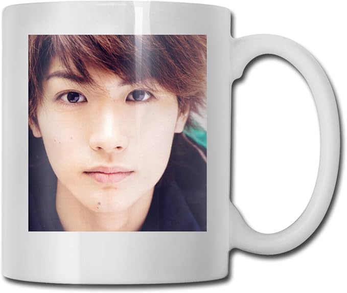 Amazon Co Jp 三浦春馬 マグカップ コーヒーカップ カップ プリント パッケージ入り 個性 使いやすい 330ml おしゃれ 耐熱 繰り返し使用 仕事用 贈り物 ギフト プレゼント 食器 グッズ ホーム キッチン