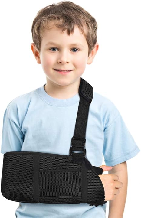 Chene Satire Danube Enfant Avec Bras En Echarpe Thesee Capsule Russie