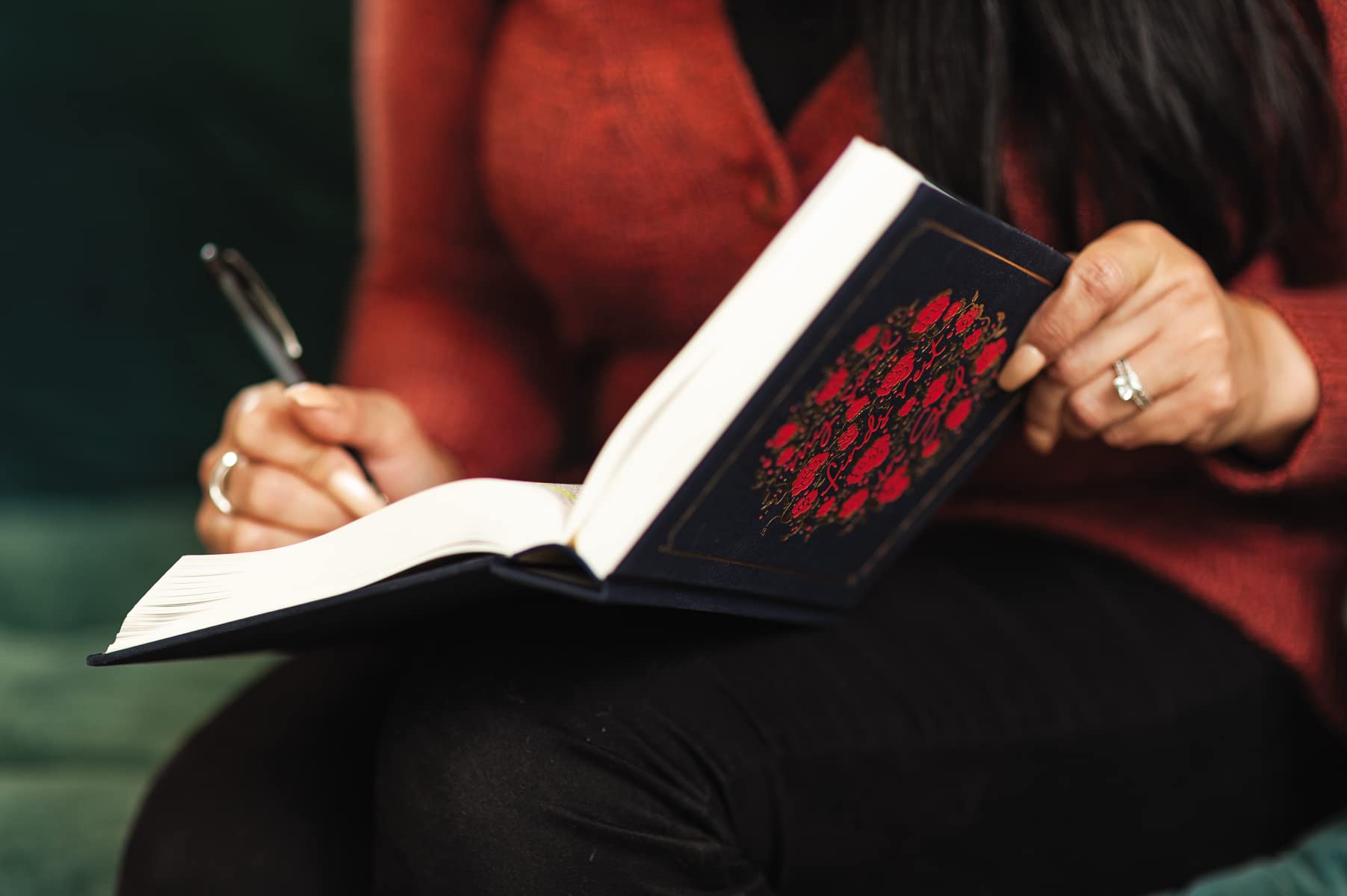 NIV, Journal the Word Bible for Women, Cloth over Board, Navy, Red Letter, Comfort Print: 500+ Prompts to Encourage Journaling and Reflection