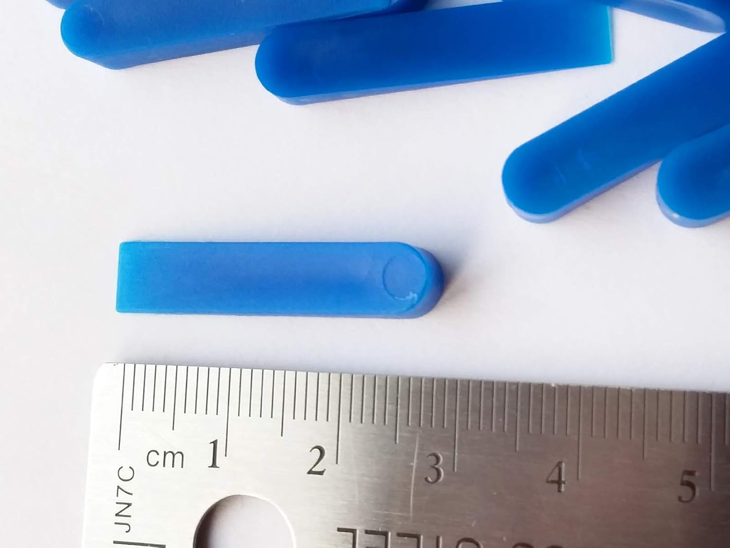 100 x ShieldUp Small Plastic Tile Wedges or Spacers, Blue, 30mm x 5mm x 4mm - Image 3