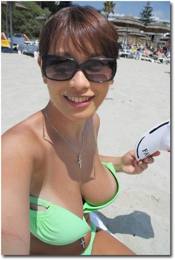 Amazon Co Jp A1サイズ人気美乳アナウンサー 加藤綾子 メロンビキニの爆乳 ホビー