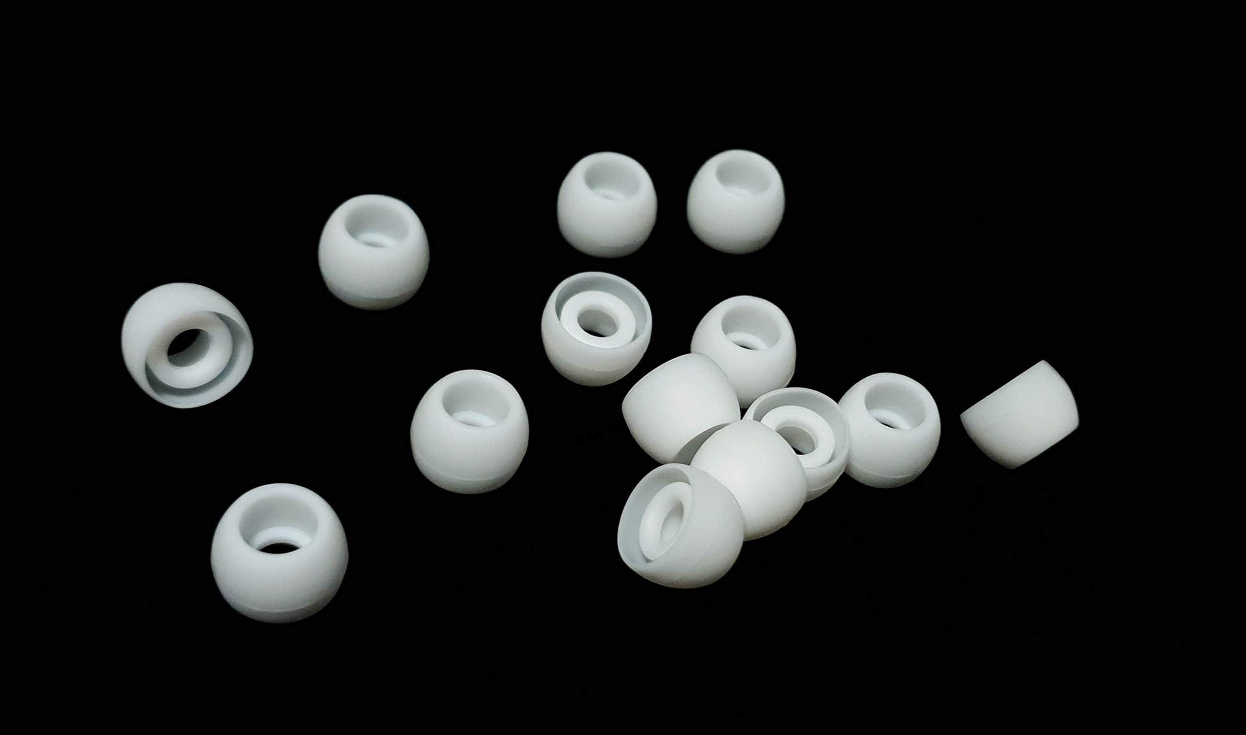 TCM silicone eartips {S - size} ♫ 7 Pairs of silicone Ear Pads ♫ Silicone Replacement Buds for In Ear Headphones. Reduces surrounding noise & improves sound. Internal size {4-7mm} offered by The Case Market