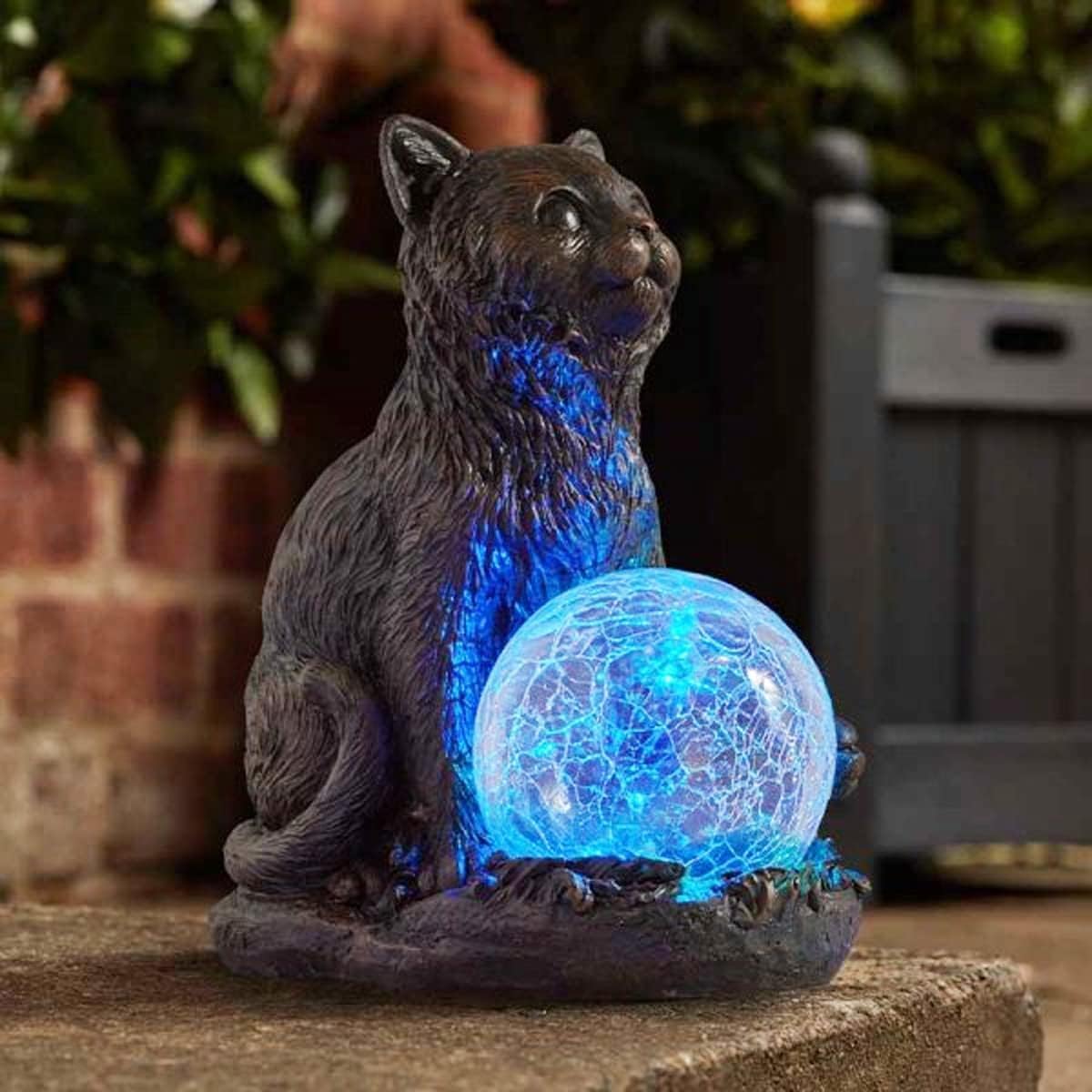 Garden Mile Colour Changing Garden Statue LED Solar Cat - 19cm Durable Resin Cat Ornament with LED Crystal Ball - Decorative Outdoor Ornament for Patio, Flower Bed, Pathway Decor & Outdoor Lighting