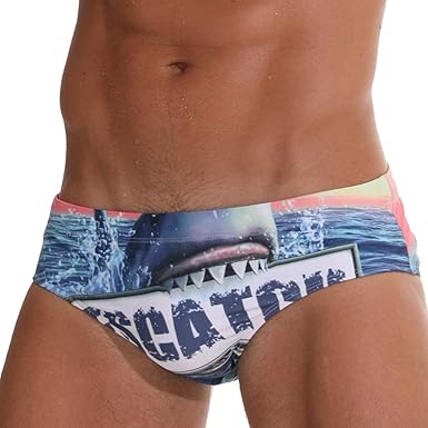 homme en string sur la plage