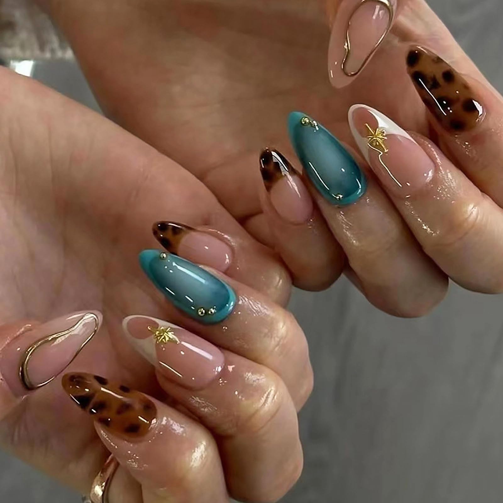 MISUD Press on Nails Short Almond Fake Nails Glossy Glue on Nails Vintage Cheetah Acrylic Nails Stiletto Artificial Nails 3D Gold Chrome Stick on False Nails with Design 24pcs