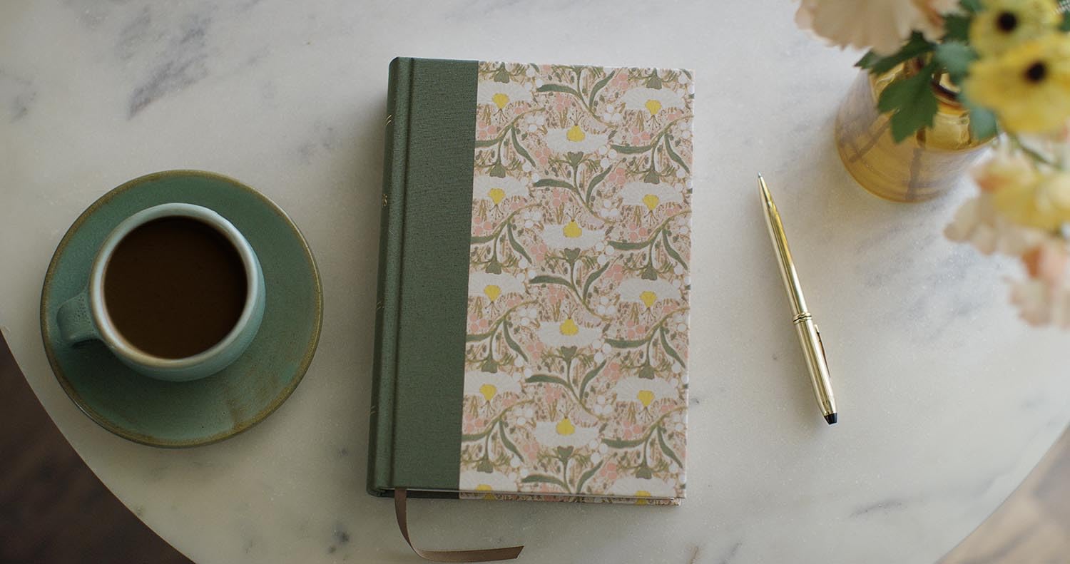 ESV Women's Study Bible, Artist Series (Cloth over Board, Lulie Wallace, Emma): Holy Bible, English Standard Version (Crossway's Artist)