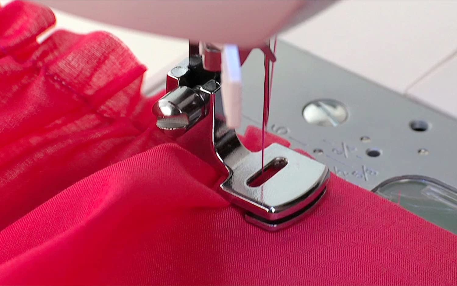 SINGER Gathering Presser Foot for Low-Shank Sewing Machines, Simutaneously Trims & Hems Edges, Zig-Zag and Over-Edge Stitches - Sewing Made Easy