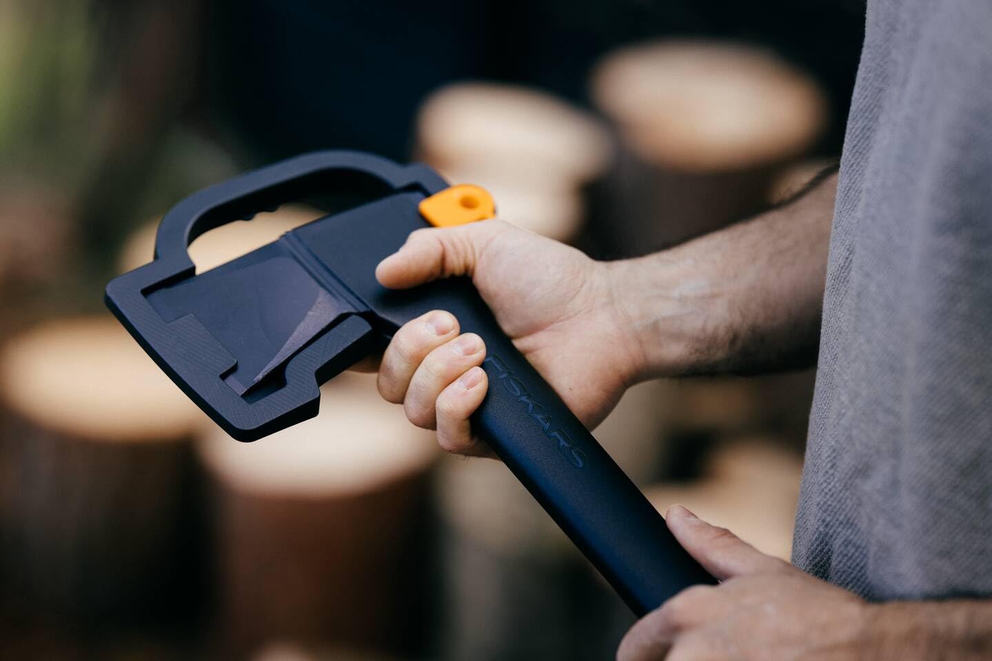 Fiskars Spaltaxt L, Solid, Mit Klingen- und Transportschutz, Antihaftbeschichtet, Hochwertige Stahl-Klinge/Glasfaserverstärkter Kunststoff-Stiel, Schwarz/Orange, A19, Länge: 65 cm, 1,6 kg, 1052044 4
