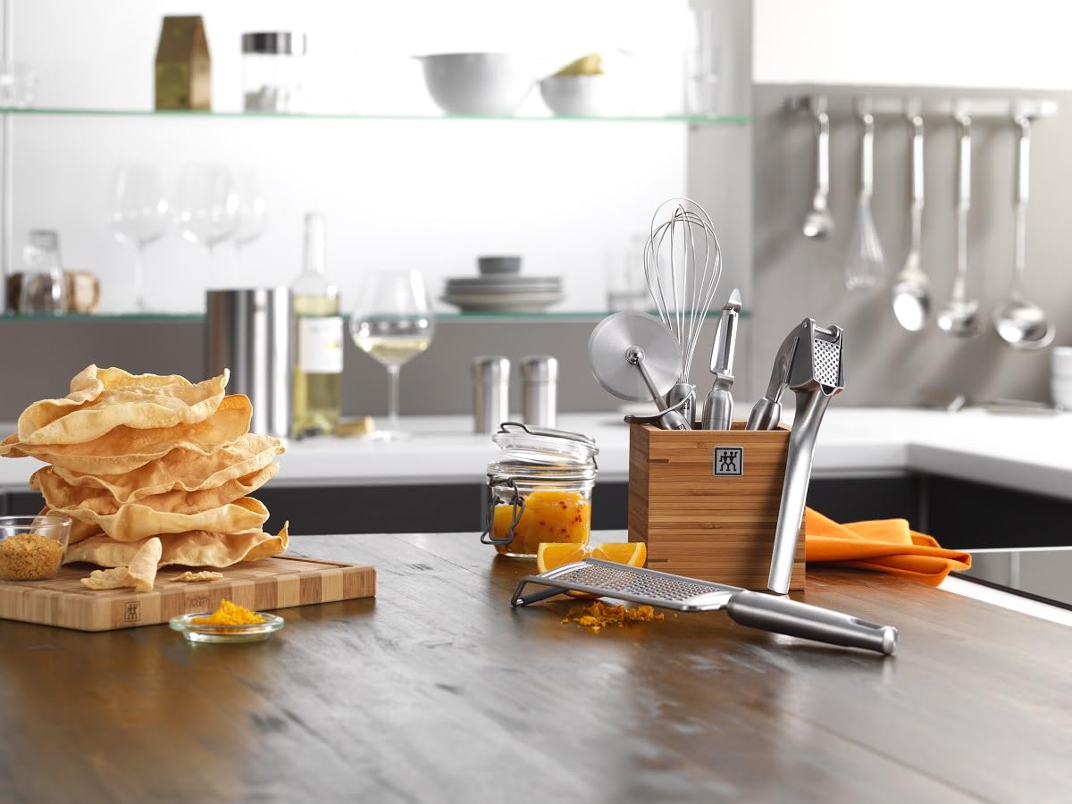 ZWILLING Pro Pendelschäler, Länge: 17 cm, Rostfreier Edelstahl, Ergonomisch geformter Griff, Silber 3