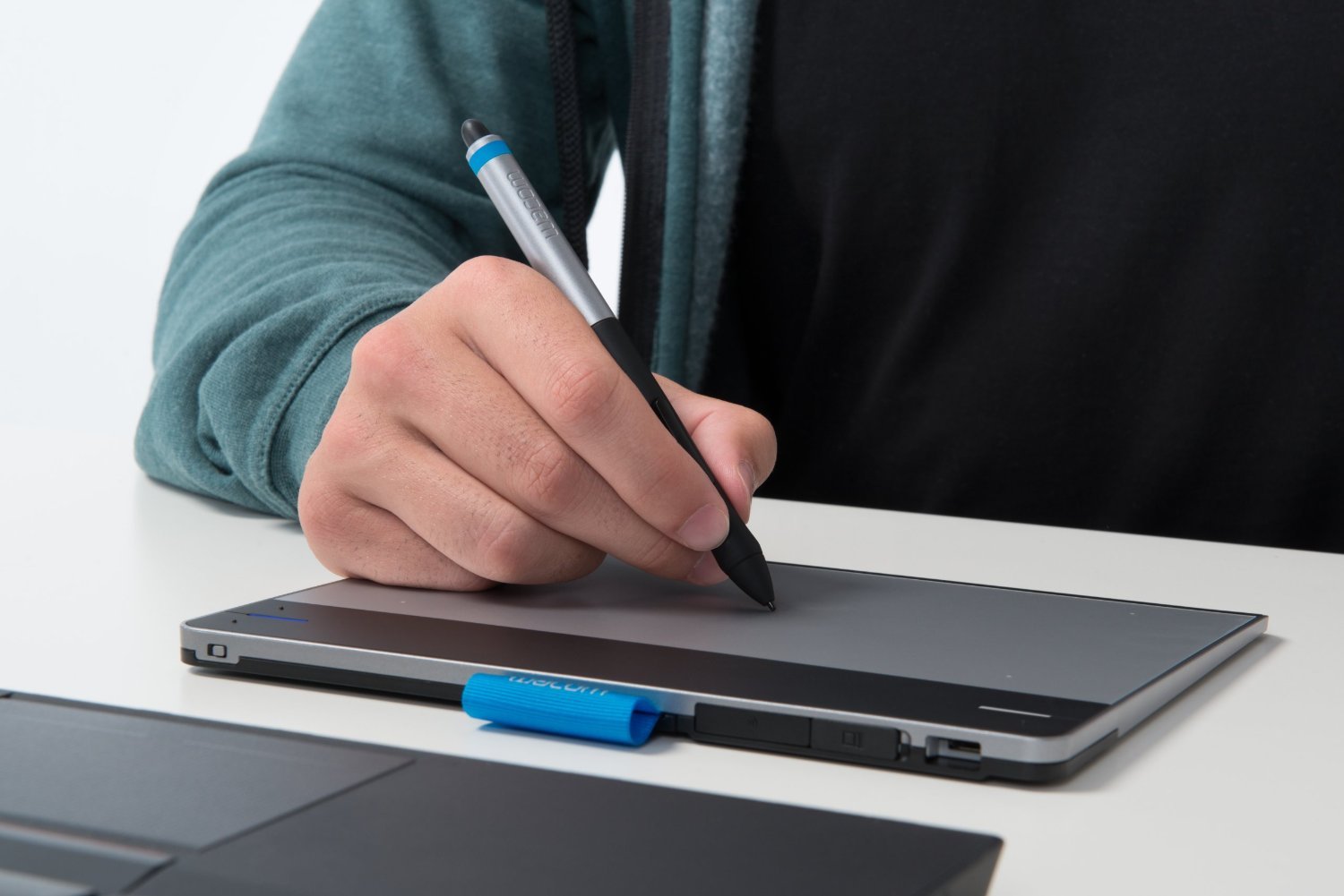 Intuos Pen and Touch Small Tablet CTH480 (Certified Refurbished