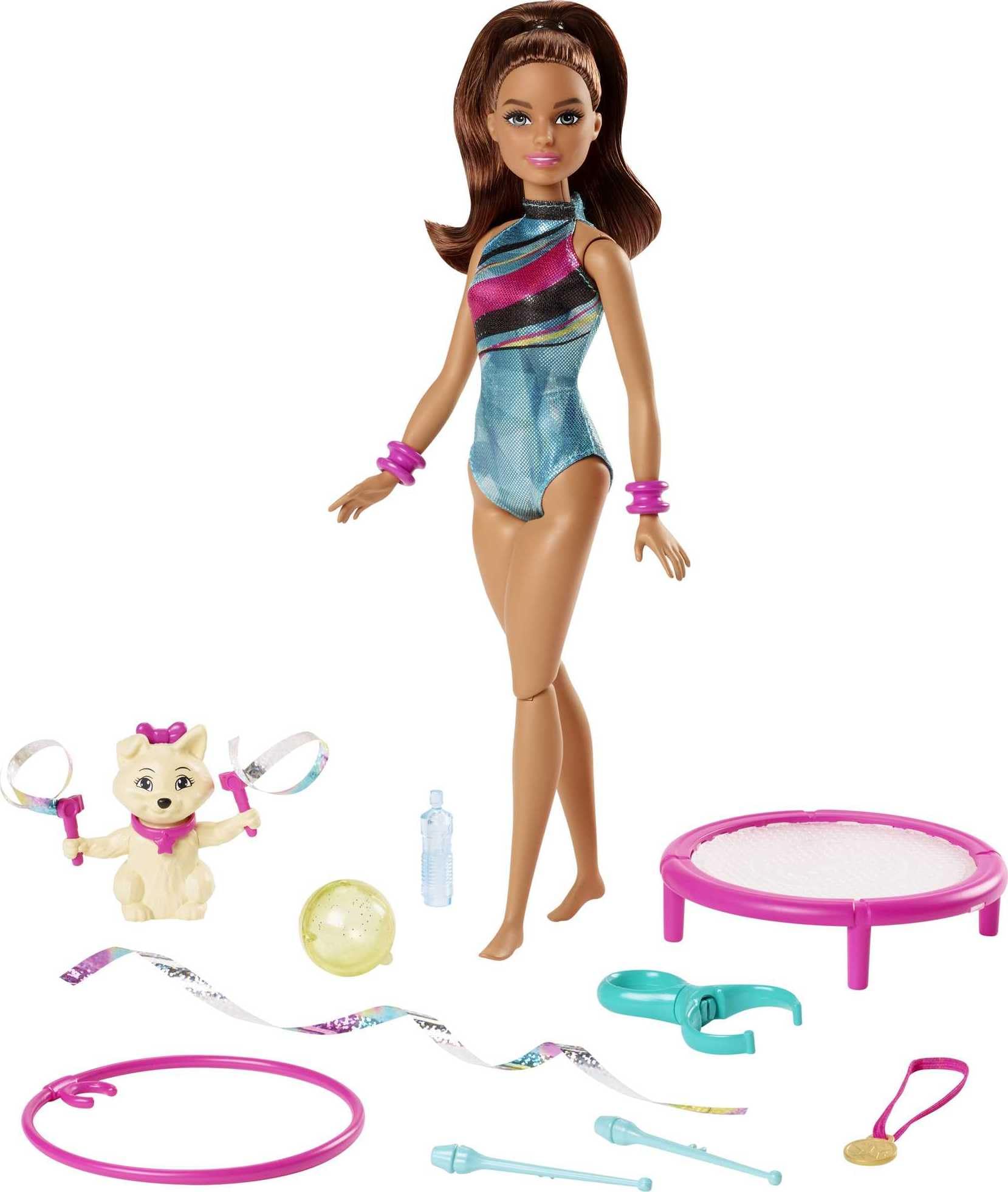 Barbie Gymnast Playset, Spin 'n Twirl Teresa Doll Flips & Spins Hoops, la mascota tiene un trampolín que rebota y cintas onduladas, accesorios temáticos
