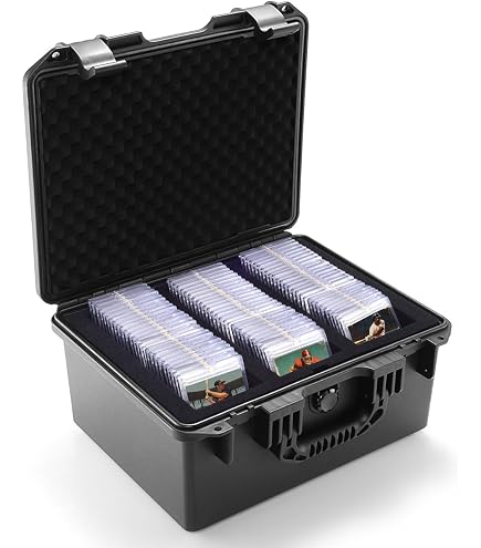 Kiorafoto Boîte De Rangement IP67 Pour Cartes Gradées – Compatible 100 Toploaders 35pt Ou 15 Boîtiers One Touch 180pt – Étanche Avec étiquettes