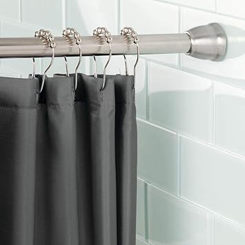 mDesign Duschvorhangstange ohne Bohren – Constant Tension Technologie – flexible Duschvorhanghalterung mit einfacher Montage 