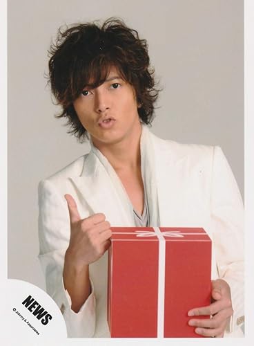 Amazon Co Jp 山下智久 公式生写真 Newsロゴ 衣装白 赤い箱持ち 右手親指立て Hobby
