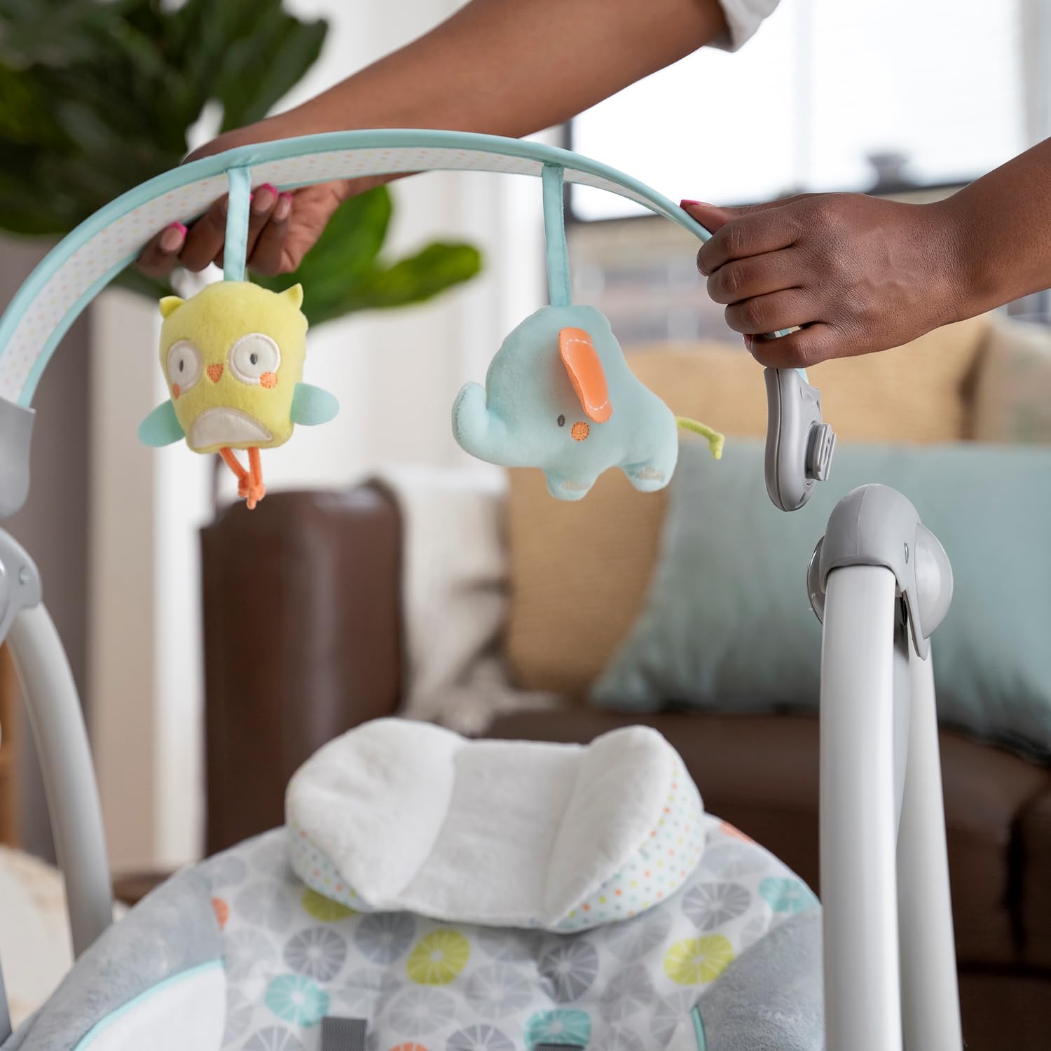 Ingenuity Swing 'n Go 5-Speed Baby Swing - Foldable, Portable, 2 Plush Toys & Sounds, 0-9 Months 6-20 lbs (Hugs & Hoots)