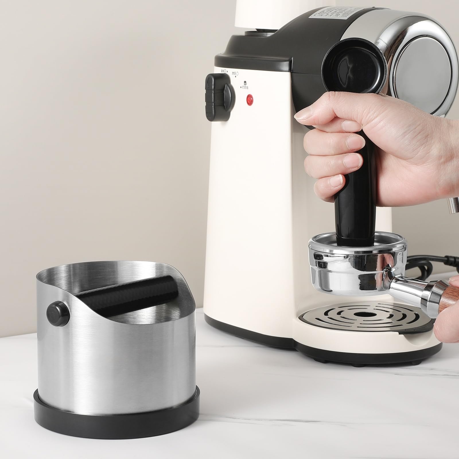 CHDEXU Abklopfbehälter für Siebträger, 700ml Klein Edelstahl Espresso Kaffee Knock Box, Abklopfschale Knock Box mit Abnehmbarer Knock Bar und Kaffeepinsel, Kaffeesatz Klopfbox mit Rutschfester Basis 7