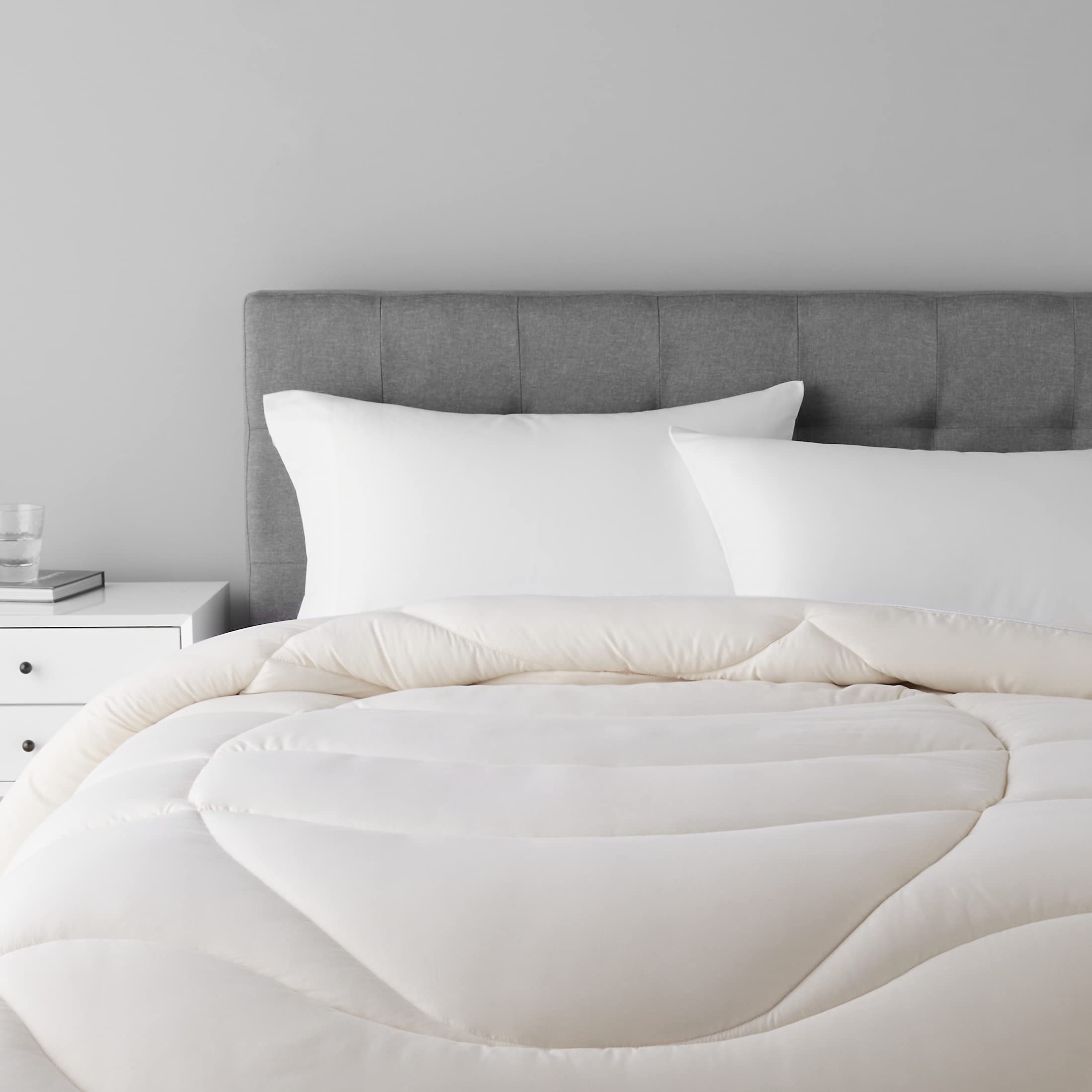 Amazonベーシック 掛け布団 抗菌防臭加工 オールシーズン セミダブル160×200cm 羽毛代替素材 コンフォーター ホワイト商品画像