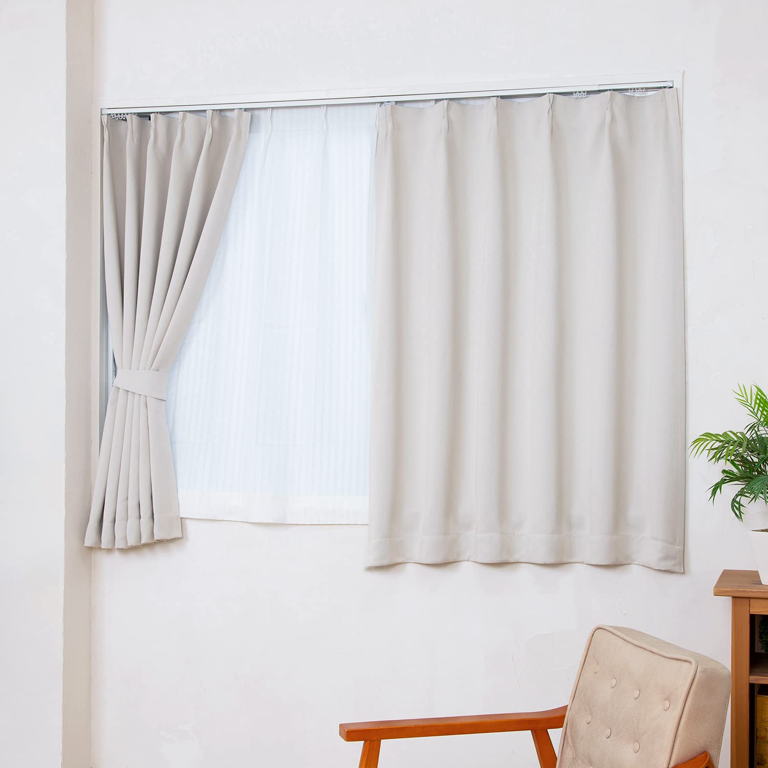 アストロ 遮光カーテン 遮光率99.94% 2枚組 135cm丈 洗える ベージュ 睡眠の質を高める 昼寝や映画鑑賞に 高密度生地で断熱 省エネ効果 外からの視線を遮りのぞき防止や防犯対策 なめらかで上品な光沢感のある生地 窓用 腰高窓用 約幅100×丈135cm 332-36商品画像