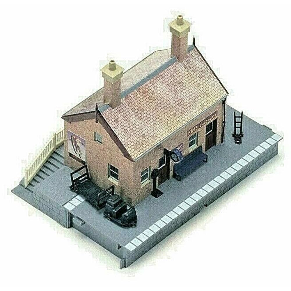 Hornby R8001 OO Gauge Waiting Room - Model Railway Accessories, Miniature Diorama Scenery for Hornby Train Sets - Lifelike Train Waiting Room Model - Scale 1:76