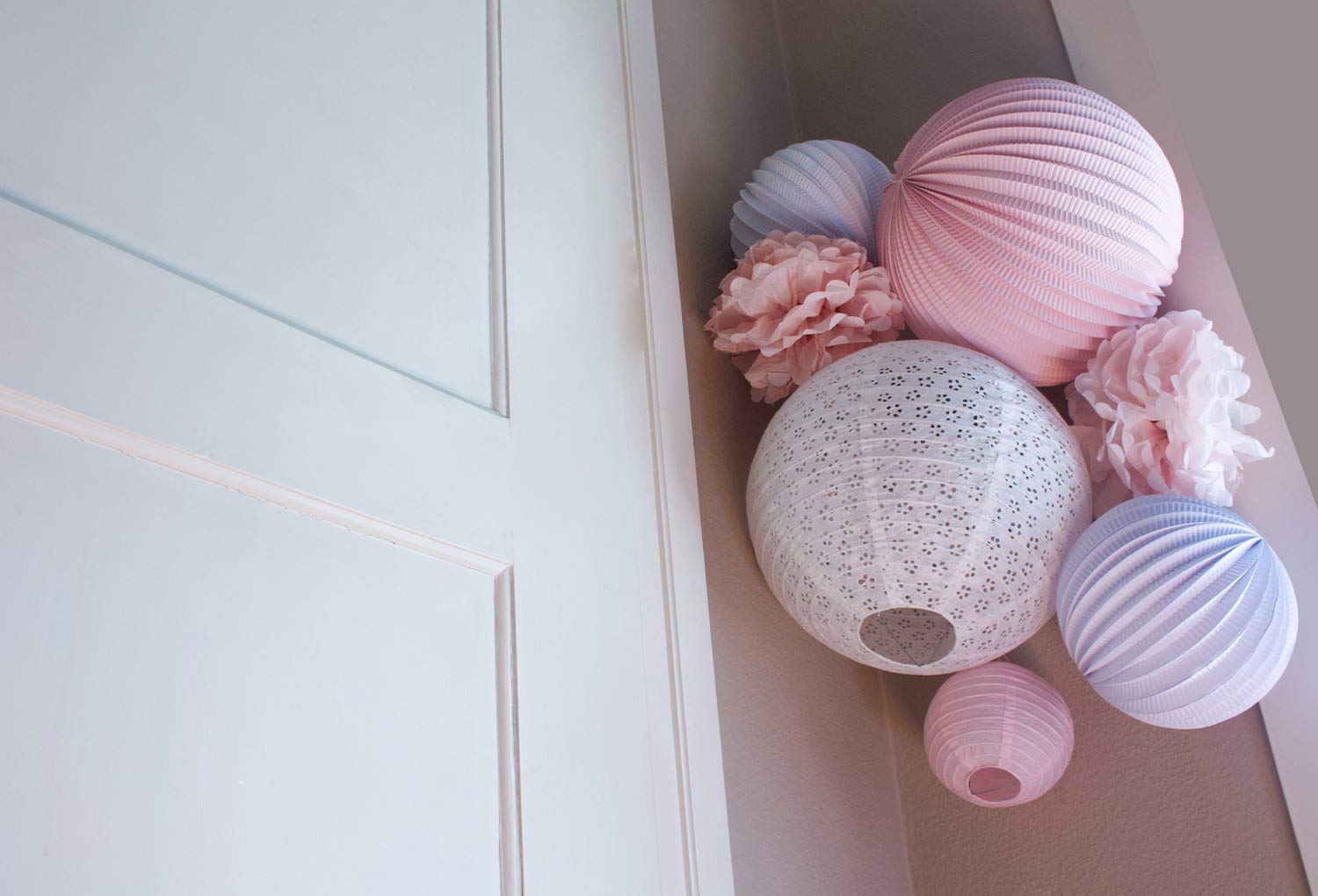 Decoration De La Maison Bougies Et Bougeoirs Decoration Murale De Chambre De Bebe Fille Ou De Fete Lanternes Et Pompons De Qualite Superieure Rose Pastel Et Blanc Kit Daccroche Inclus 7 Lampions